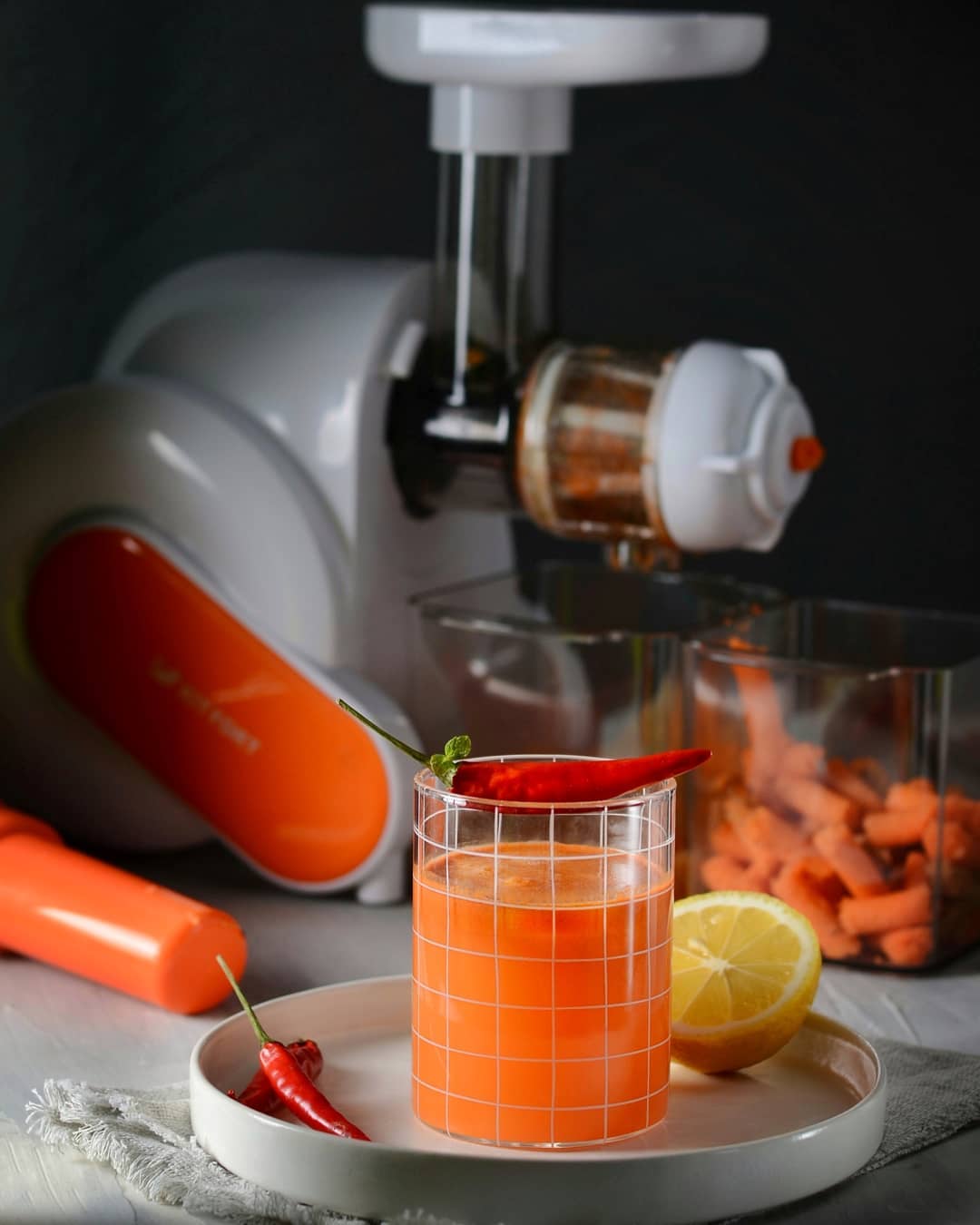 Шнековая соковыжималка Kitfort KT-1110-2, оранжевая - фото 3